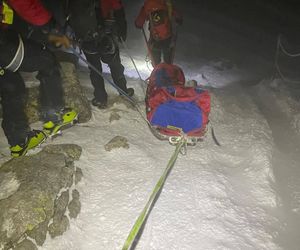 Poszli w góry i nie potrafili zejść. Goprowcy ratowali 4 osoby z okolic Śnieżki, w sieci burza 