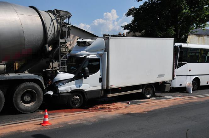 Zderzenie autobusu, betoniarki i chłodni w Jaśle [GALERIA]