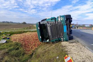 Przewrócona ciężarówka zablokowała rondo. 30 ton jabłek na drodze