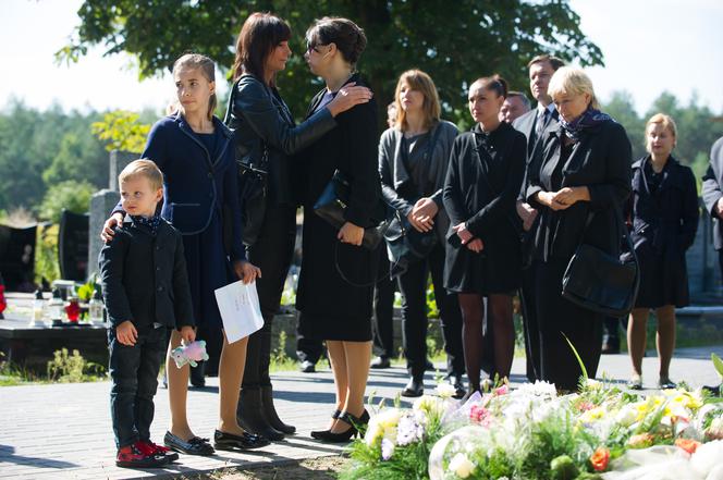 Na Wspólnej 2195. Pogrzeb Adama. Weronika (Renata Dancewicz), Antosia (Gabrysia Jeżółkowska), Kacper (Jakub Koba), Kinga (Ilona Wrońska)