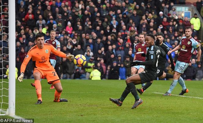 Co za pudło! Raheem Sterling nie trafił z 4 metrów w bramkę! Manchester City stracił punkty [WIDEO]