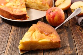 Jabłecznik na kefirze: łatwy przepis na pyszne ciasto z jabłkami