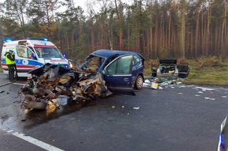 Czołowe zderzenie dwóch aut pod Bydgoszczą. Cztery osoby są ranne