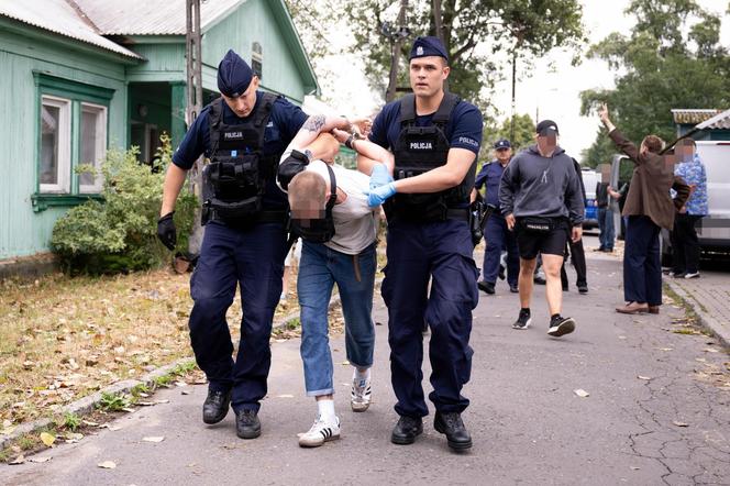 Chaos na Osiedlu Przyjaźń. Policja zatrzymała mieszkańca domku. „Wyciągnęli go siłą”