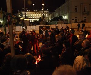 15. rocznica katastrofy smoleńskiej. Burzliwa historia krzyża sprzed Pałacu Prezydenckiego