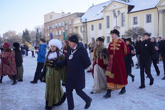 Studniówka miejska w Białymstoku. Prezydent wraz z maturzystami zatańczyli poloneza