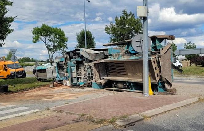 Stalowy kolos runął na drogę. Drogowy paraliż i wielka akcja pod Legionowem