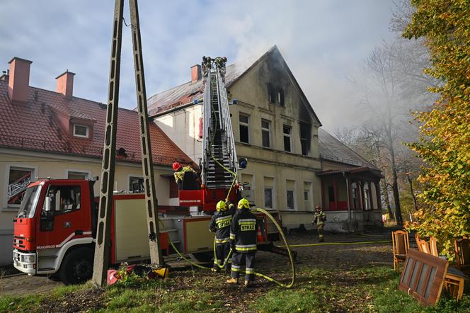 Pożar zabytkowego pałacyku na Pomorzu. Ewakuowano 20 osób, nie żyje jedna osoba