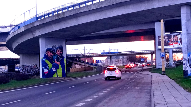 Mural z policjantami na filarze Trasy Zamkowej