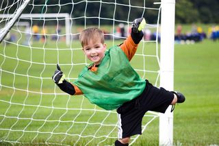 Kariera sportowa dziecka zaczyna się od jednego sportu? To może podwoić ryzyko kontuzji
