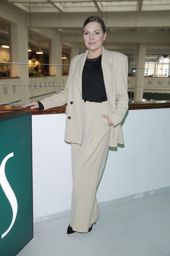 Ola Kwaśniewska chlapie się w jeziorze