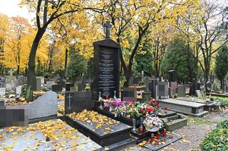 Grób matki Kaczyńskiego góruje nad innymi. Monumentalny pomnik. Widać go z daleka [ZDJĘCIA]