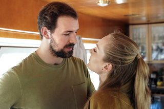 Barwy szczęścia, odcinek 2732: Renata (Anna Mrozowska), Kodur (Oskar Stoczyński)