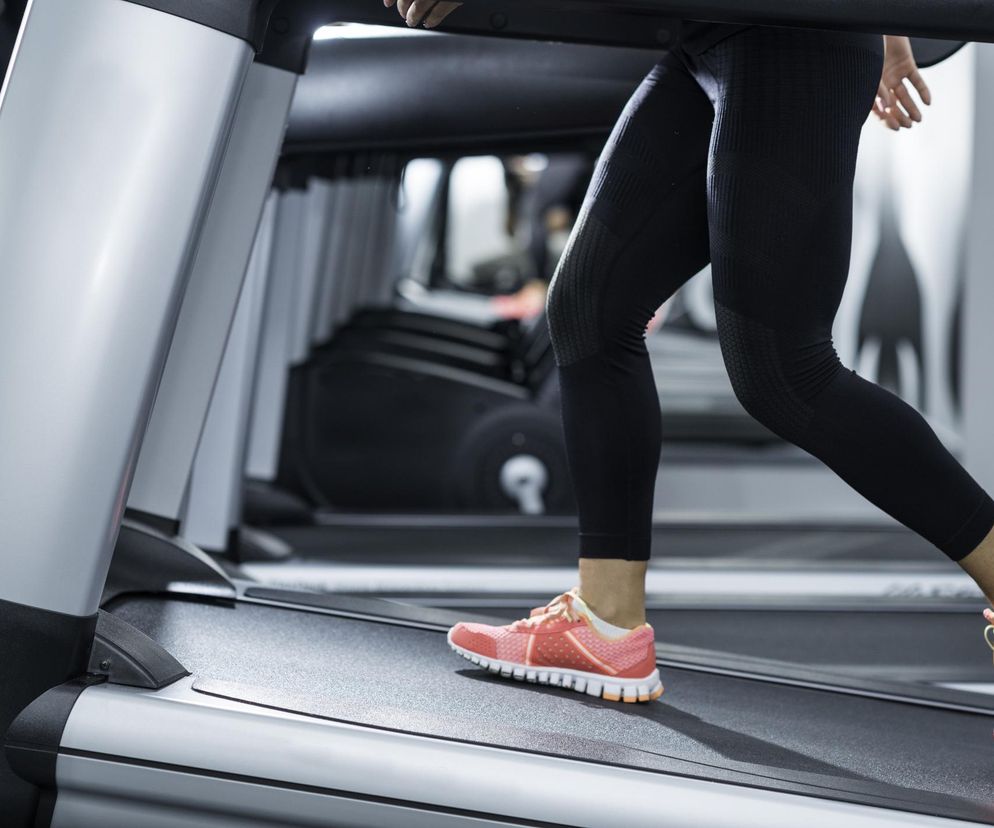 Ten domowy trening to hit! Czym jest 12-3-30? Prawdziwy pogromca tłuszczu