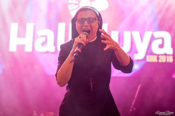 Siostra Cristina z "The Voice Of Italy" zaśpiewała na placu Szczepańskim! [ZDJĘCIA, WIDEO]