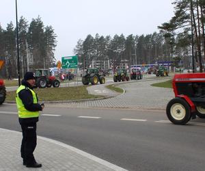 Protest rolników 20 marca. Blokada dróg m.in. w Dywitach i Olsztynku. Policja pilnuje bezpieczeństwa