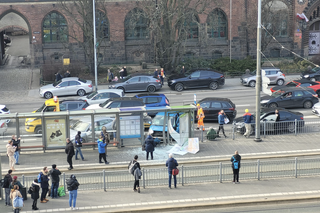 Zły dzień dla wiat przystankowych w Szczecinie. Wypadek przy Bramie Portowej