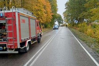Groźny wypadek na Kaszubach. Czołowe zderzenie osobówki z dostawczakiem. Są poszkodowani