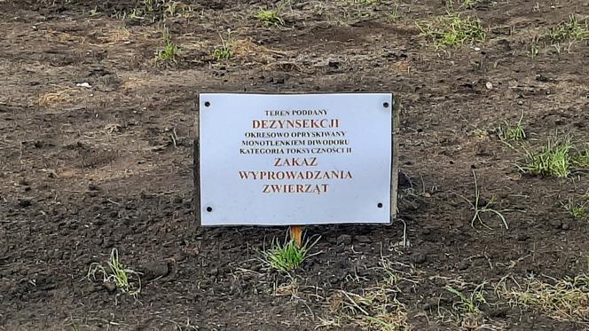 Zakaz wyprowadzania zwierząt przy muzeum! Trawniki opryskano MONOTLENKIEM DIWODORU!