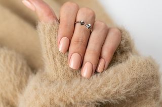 Cappuccino, biszkopt, karmel, czekolada. Najmodniejsze kolory na paznokciach przywodzą na myśl apetyczne desery!