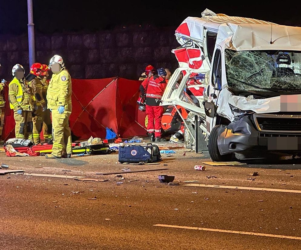 Wypadek na S2. Ciężarówka wjechała w samochód dostawczy kuriera