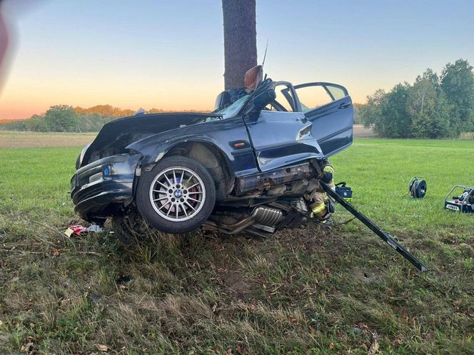 Tragiczny wypadek w Zalesiu. Nie żyje 23-letni kierowca BMW