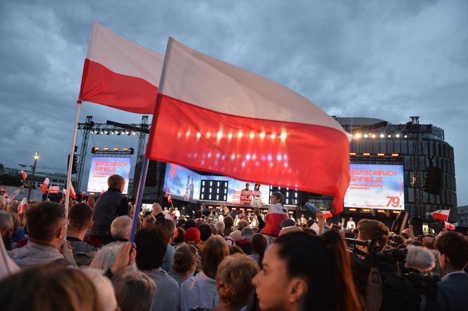 Warszawa śpiewała dla powstańców. "Jesteście naszą dumą!"