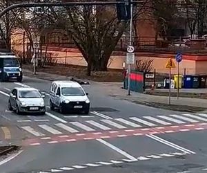 Seniorka nagle upadła na chodniku. W autach obok byli kierowcy, ale pomoc przyszła dopiero od policjantów