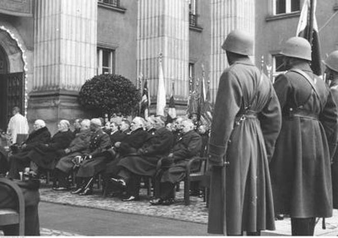 Uroczystości 3 Maja na starych fotografiach. Wielkie defilady i piękne stroje! [ZDJĘCIA]