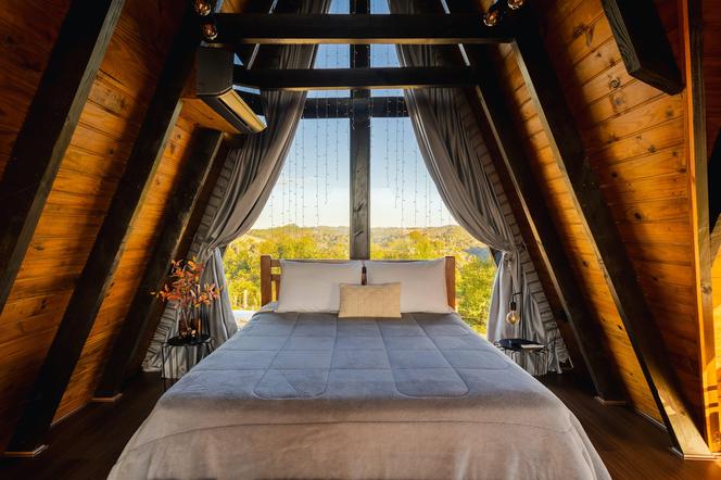 Romantyczna sypialnia ze skosem. Jak urządzić pokój na poddaszu?