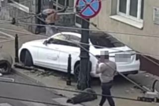 Mercedes demolka, a za kółkiem pijany kierowca. Wszystko nagrał lubelski monitoring