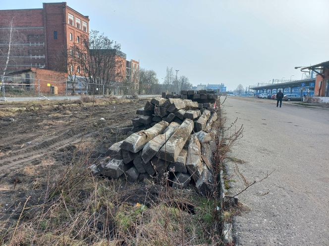 Rozbierają tory przy Towarowej w Lesznie. Powstać ma tam centrum przesiadkowe