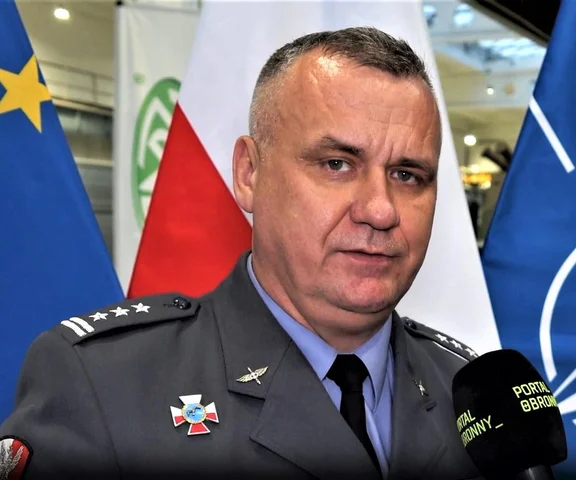 Płk Paluch: Przewiozą ofiary klęsk żywiołowych i rannych z pola walki. 230 nowych sanitarek wojskowych