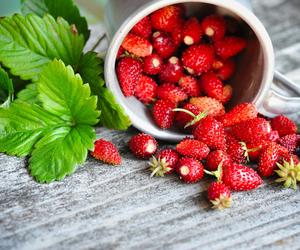 Sezon na poziomki jest krótki. Wykorzystaj go dla odporności, serca i zdrowej skóry