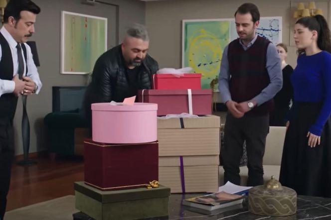 Seher zrobi wszystkim domownikom prezenty w postaci kreacji na wesele 