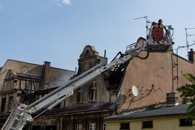 Pożar kamienicy w Poznaniu. Trwają poszukiwania zaginionych strażaków [ZDJĘCIA].