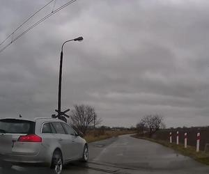 Zrobił to na przejeździe kolejowym! Wszystko się nagrało