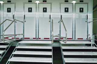 $20 mln na prysznice dla azylantów