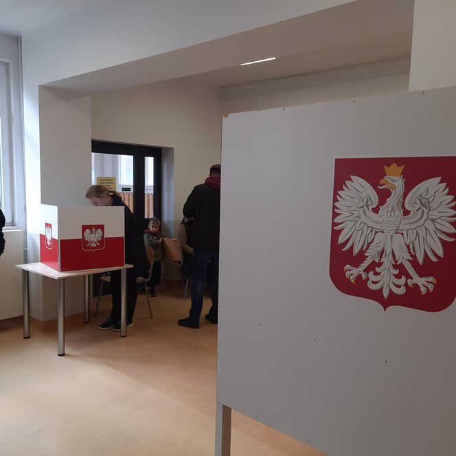 Tak wyglądają wybory w Olsztynie. Mieszkańcy poszli oddać swoje głosy [ZDJĘCIA]