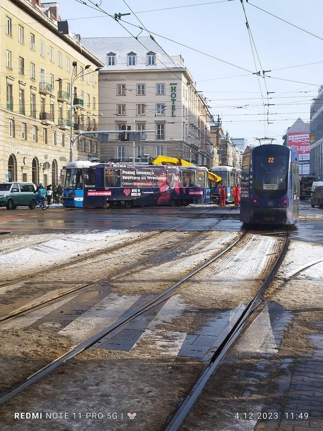 Seria stłuczek i awarii we Wrocławiu. Trudny dzień dla pasażerów MPK. Co będzie przy większych mrozach? 