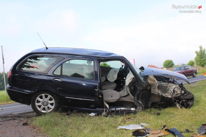 Wypadek w Świerklańcu. Samochód uderzył w drzewo, dwie osoby w szpitalu