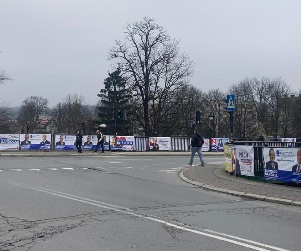 Banery wyborcze na moście na ul. Lwowskiej