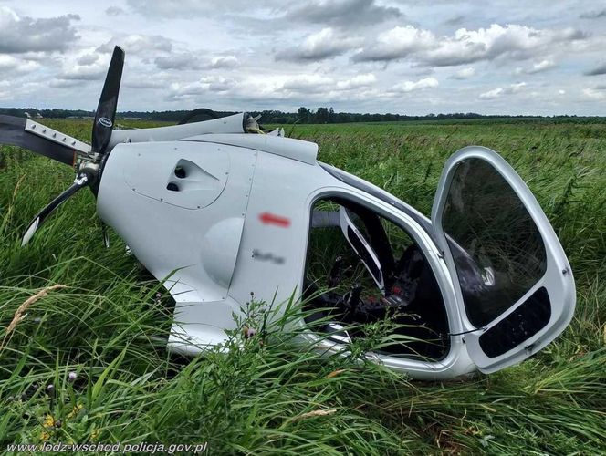 Wypadek pod Łodzią. Wiatrakowiec runął na ziemię. LPR zabrało mężczyznę [ZDJĘCIA].
