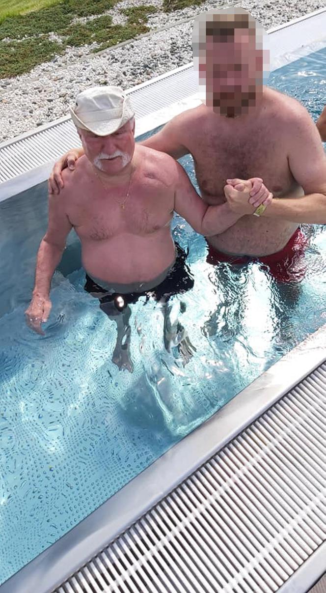 Lech Wałęsa szpanuje nakryciem głowy w basenie