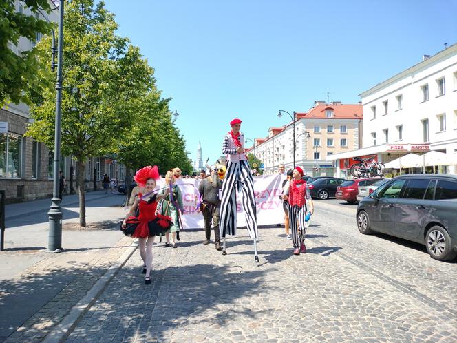 Chcieli podkreślić potrzebę swoich działań. Ulicami Białegostoku przeszedł Marsz Rodzin Zastępczych