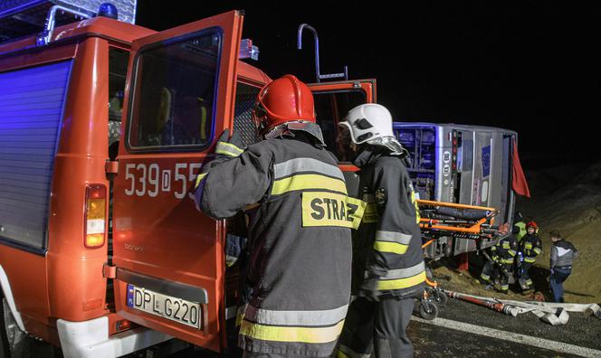 Tragiczny wypadek na S3. W szpitalu w Lubinie zmarł drugi uczestnik wczorajszego wypadku autobusu.