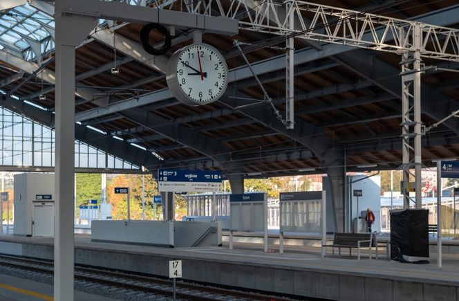 Hala peronowa w Bytomiu znów działa. Ze stacji odjechały pierwsze pociągi