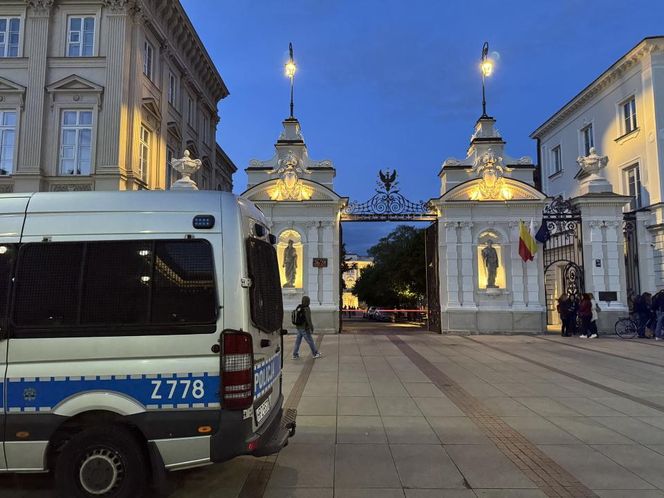 Uniwersytet Warszawski w żałobie. Przed budynkiem wystawiono zdjęcie zabitej 53-latki