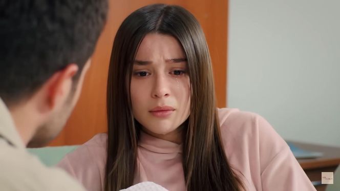 Ragip ukryje się pod łóżkiem Zeynep i będzie czyhał na okazję