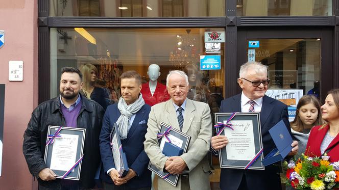 Nowe autografy na ul. Długiej! Swoje podpisy odsłonili bracia Sekielcy, Jan Rulewski i Antoni Tokarczuk [ZDJĘCIA, WIDEO]